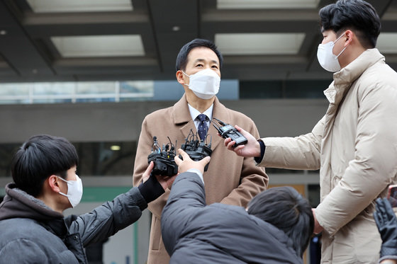 국정농단 사건 등으로 수감 중인 박근혜 전 대통령의 변호인인 유영하 변호사가 24일 서울 강남구 삼성서울병원에서 박 전 대통령과 면회를 마치고 박 전 대통령의 입장을 밝히고 있다. 이날 정부는 2022년 신년을 앞두고 31일자로 박 전 대통령 등 3094명을 특별사면한다고 밝혔다. 2021.12.24/뉴스1 © News1