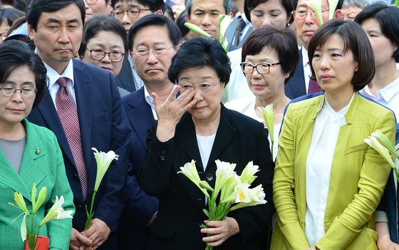 사진은 지난 2015년 8월 실형 2년이 확정된 한 전 국무총리가 서울구치소 수감 전 의원들과 지지자들의 배웅을 받으며 눈시울을 붉히는 모습. (뉴스1DB) 2020.5.20/뉴스1