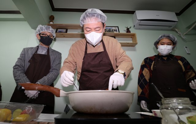 윤석열 국민의힘 대선 후보가 24일 서울 구로구 고아권익연대를 찾아 보육 시설 퇴소 청년들에게 보낼 음식을 준비하고 있다. 2021.12.24. 사진공동취재단