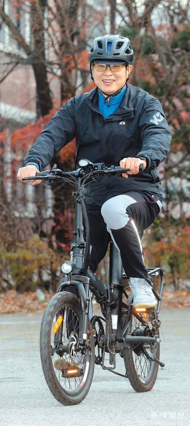 안용민 서울대병원 정신건강의학과 교수는 스트레스를 풀고 건강을 관리하기 위해 10년째 주말마다 야외에서 자전거를 탄다. 안 교수가 병원 주변에서 자전거를 타고 있다. 방역수칙을 지키며 촬영했다. 평소에는 마스크를 착용한다. 김동주 기자 zoo@donga.com