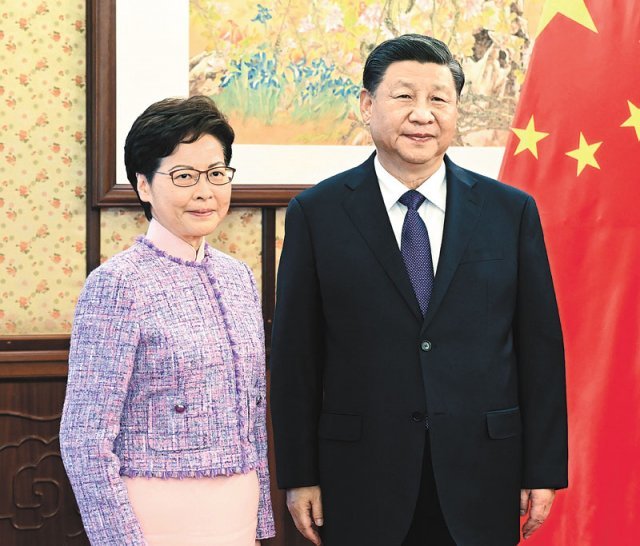 시진핑 중국 국가주석(오른쪽)이 22일 베이징에서 캐리 람 홍콩 행정장관을 만났다. 이날 시 주석은 친중파가 장악한 사흘 전 홍콩 입법회 선거 결과를 두고 “선거를 성공적으로 치러 홍콩의 현실에 맞는 민주주의 발전을 추진했다”며 람 장관을 치하했다. 베이징=신화 뉴시스