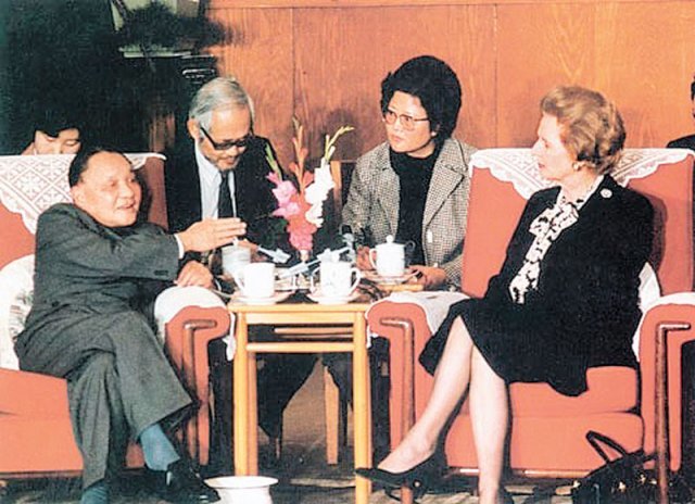 1982년 마거릿 대처 당시 영국 총리(오른쪽)가 중국 베이징에서 덩샤오핑(왼쪽)과 만나 홍콩 반환 문제를 협의하고 있다. 최근 중국이 홍콩에 대한 직접 통치를 강화하면서 사실상 일국 양제가 끝난 것이나 다름없다는 지적이 나온다. 중국망 웹사이트 캡쳐