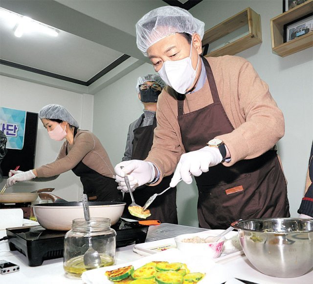 국민의힘 윤석열 대선 후보가 24일 서울 구로구 고아권익연대를 찾아 시설 퇴소 학생에게 나눌 음식을 
준비하고 있다. 윤 후보는 “다른 부모(비양육자)로부터 양육비를 못 받는 일이 없도록 미지급자 신상 공개와 양육비 이행 강화에 
나서겠다”고 했다. 사진공동취재단