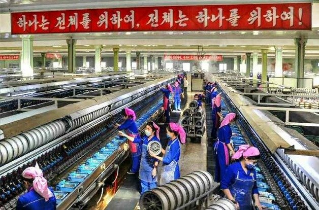 북한 노동당 기관지 노동신문은 25일  올해를 ‘승리의 해’라며 경제 성과를 되짚었다. (평양 노동신문=뉴스1)