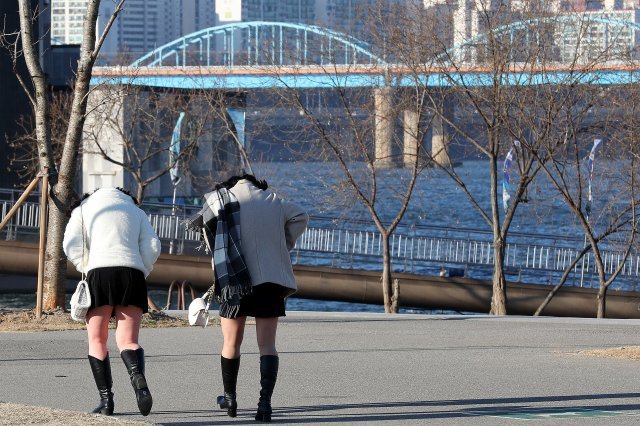 성탄절인 25일 오전 서울 반포한강공원에서 시민들이 추운 바람에 몸을 움츠린 채 걸어가고 있다. 뉴시스