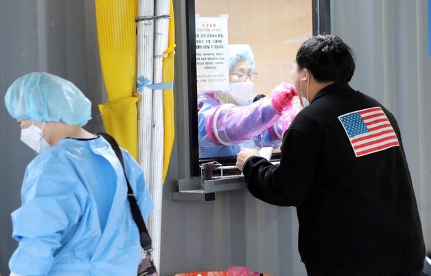 제주공항 선별진료소에서 입도객들이 검사를 받고 있다.2021.9.19/뉴스1© News1