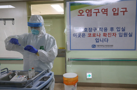 대전의 한 종합병원 의료진이 코로나19 확진자들에 대한 치료를 준비하고 있다. (기사 내용과 무관함) ©News1