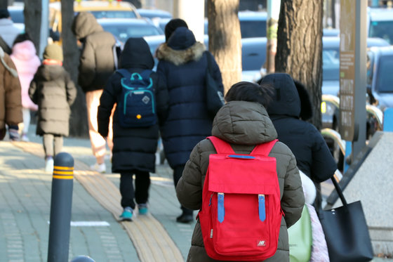 지난 13일 서울 한 초등학교에서 학생들이 등교를 하고 있다. /뉴스1 © News1