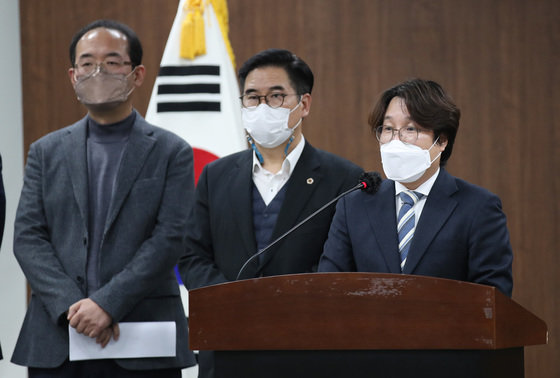 김호평 서울시의회 예산결산특별위원회 위원장이 23일 오후 서울 중구 서울시의회 의원회관 대회의실에서 ‘서울시 예산안 심사 관련 긴급 기자설명회’를 갖고 있다. 2021.12.23/뉴스1 © News1