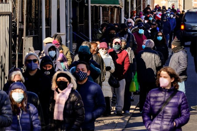 미국 펜실베이니아주 필라델피아의 코로나19 검사소 앞 풍경. 연말이 되면 고향 대이동이 펼쳐지는 미국에서 올해는 공항 대신 코로나19 검사소 앞에 긴 줄이 늘어섰다. 필라델피아=AP 뉴시스