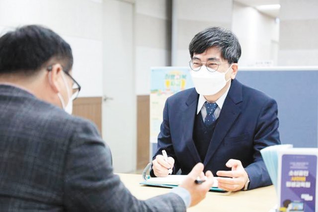 불공정거래 피해상담센터를 방문한 소상공인이 전문 상담을 받고 있다.