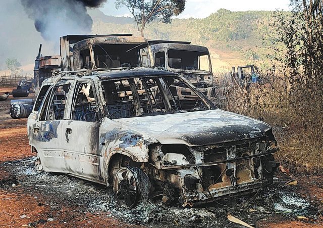 24일 미얀마 동부 카야주의 프루소 마을에서 불에 타 시커멓게 변한 차에서 연기가 피어오르고 있다. 내부에서는 형체를 알아볼 수 
없는 시신 30여 구가 발견됐다. 목격자들은 이들이 미얀마군에 체포된 뒤 살해됐다고 증언했다. 프루소=AP 뉴시스