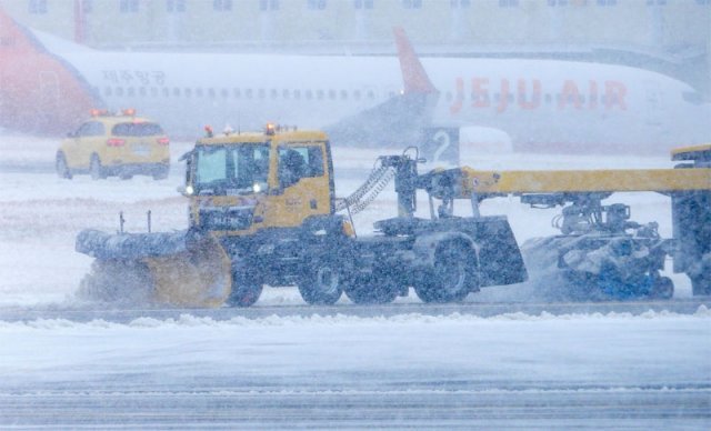 눈 쌓인 제주공항… 오늘도 눈 예보 26일 오후 제주국제공항에서 중장비를 이용한 제설 작업이 진행되고 있다. 이날 오후 4시 기준 제주 지역에 최대 35.9cm의 
눈이 쌓이면서 공항 활주로가 일시 폐쇄됐다. 26일 오후 5시부터 27일까지 제주, 전라 서해안 등지에 2∼7cm, 제주 산지와 
울릉도에 5∼20cm의 눈이 더 내릴 것으로 전망된다. 제주=뉴시스