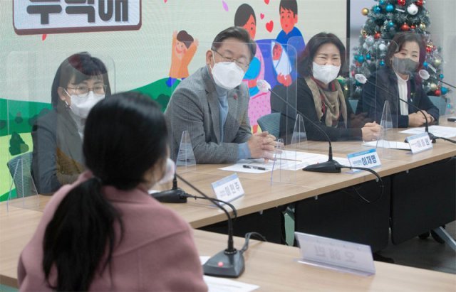 李, ‘공공 산후조리원 국민 반상회’ 참석 더불어민주당 이재명 대선 후보가 26일 오후 서울 여의도 더불어민주당 
당사에서 ‘공공 산후조리원을 부탁해’라는 주제로 열린 국민반상회에서 참석자의 발언을 듣고 있다. 이 후보는 “성남시장 때 공공 
산후조리원을 만들려 했는데 박근혜 당시 대통령이 반대해서 싸우다가 결국 실패했다”고 주장했다. 사진공동취재단