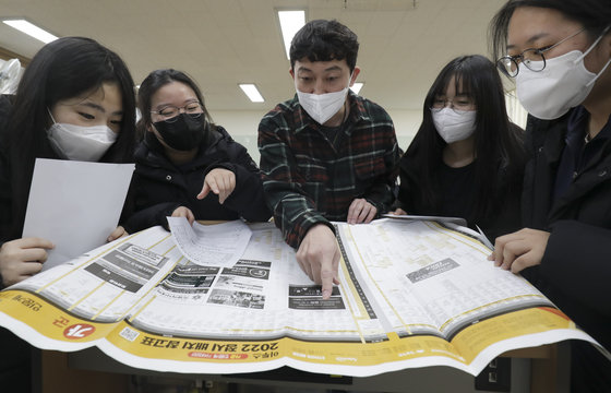 2022학년도 대학수학능력시험 성적표가 배부된 지난 10일 오전 울산 중구 학성여자고등학교 3학년 교실에서 교사와 학생들이 대학 배치 참고표를 살펴보고 있다. /뉴스1 © News1