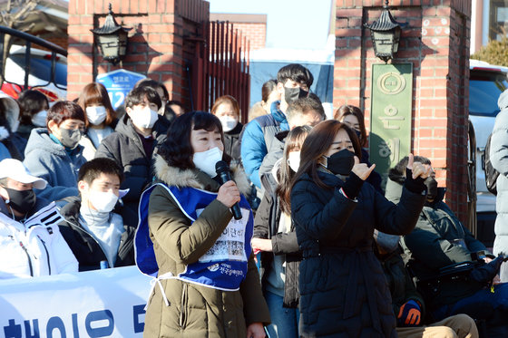 27일 오전 광주 북구 은혜학교 앞 정문에서 광주장애인차별철폐연대와 광주장애인부모연대 관계자들이 ‘특수학교 내 장애학생 폭행, 책임을 묻는다!’는 주제로 기자회견을 하고 있다. 2021.12.27/뉴스1 © News1