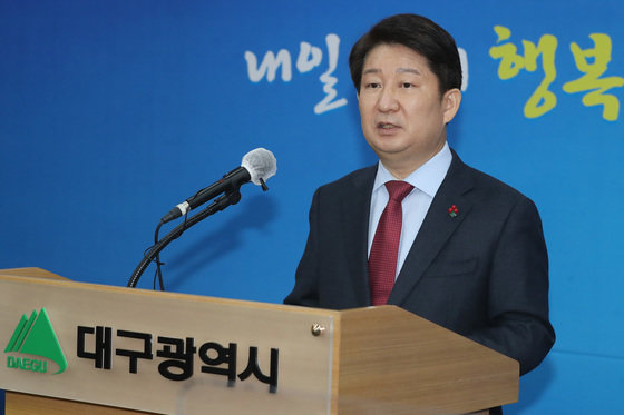 권영진 대구시장이 27일 오전 대구시청 본관 브리핑 룸에서 열린 송년 기자간담회에서 3선 도전 의사를 밝히고 있다. 2021.12.27/뉴스1