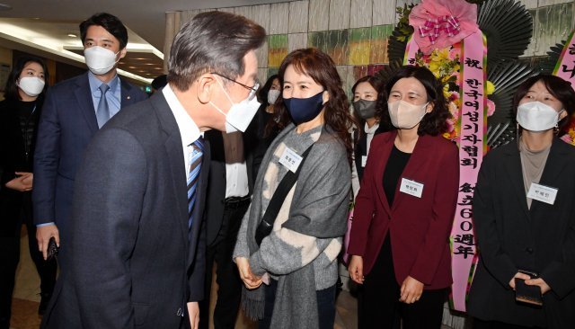 이재명 더불어민주당 대선후보가 22일 서울 중구 프레스센터에서 열린 한국여기자협회 창립60주년 기념식에 참석하며 협회 임원들과 인사를 나누고 있다. 사진공동취재단
