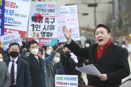 윤석열 국민의힘 대선후보가 27일 오후 경기도 성남시 대장동 개발현장을 찾아 이재명 더불어민주당 대선후보 등에 대한 특검 수사를 촉구하는 기자회견을 하고 있다. 2021.12.27/뉴스1 © News1