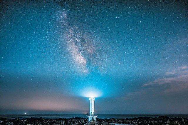 정기수 ‘은하수가 보이는 등대’ 요술 램프에서 빛이 나와 은하수를 뿌리는 듯하다. 흔한 등대를 이국적인 것으로 만든 아이디어가 돋보인다.