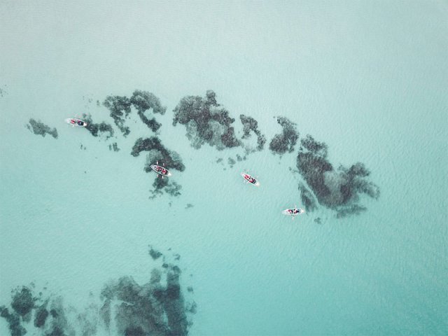 한준희 ‘바다가 그린 수묵화’ 카누를 타고 수중 암석 위로 노를 젓는 장면은 흥미로운 추상 수묵화를 연상케 한다.