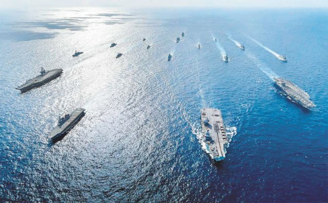 미국과 영국의 항공모함, 일본 자위대의 헬기 탑재 호위함 등이 올해 10월 중국과 필리핀 사이 남중국해에서 합동해상훈련을 실시하고 있다. 사진 출처 미 해군 홈페이지