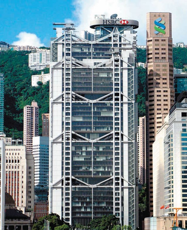 노먼 포스터가 설계한 ‘홍콩상하이은행’. 하중을 지탱하는 코어와 메가 칼럼을 외곽으로 배치해 기둥이 없는 시원한 내부 공간을 창출해낸 하이테크 건축의 대표작으로 꼽힌다. 사진 출처 위키피디아
