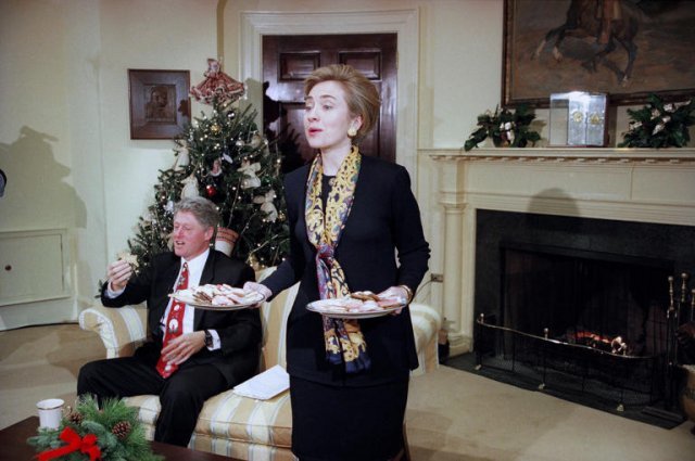 1993년 취임 첫해 빌-힐러리 클린턴 미국 대통령 부부가 백악관 출입 기자들을 위해 마련한 연말 파티. 1992년 대선 유세 때
 “나는 집에서 쿠키나 굽는 여자가 아니다”고 해 논란이 됐던 힐러리 여사는 이 파티에서 자신이 직접 구운 쿠키를 대접했다. 
비즈니스인사이더