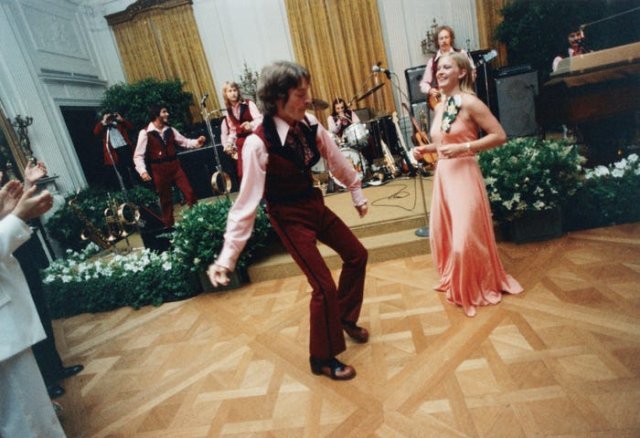 1975년 백악관에서 열린 ‘프롬’ 파티에서 당시 고3 학생이던 제럴드 포드 대통령의 딸 수전(오른쪽)이 남성 파트너와 신나게 춤을 추고 있다. 비즈니스인사이더