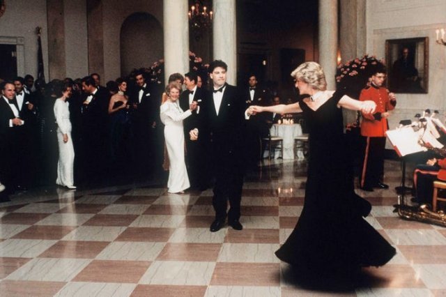 1985년 배우 존 트라볼타(왼쪽))가 미국을 방문 중인 영국 찰스 왕세자 부부를 위해 마련된 백악관 만찬에서 영화 ‘토요일 밤의 열기’ 음악에 맞춰 다이애나 왕세자비와 춤을 추고 있다. 피플