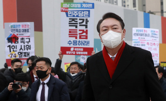 윤석열 국민의힘 대선후보가 27일 오후 경기도 성남시 대장동 개발현장에서 이재명 더불어민주당 대선후보 등에 대한 특검 수사를 촉구하는 기자회견을 위해 입장하고 있다. 2021.12.27/뉴스1 © News1