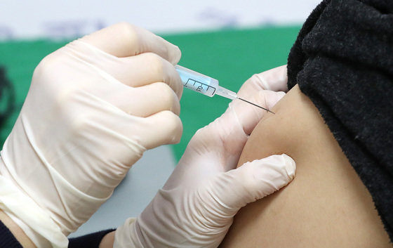 서울 은평구 청구성심병원에서 한 시민이 코로나19 백신 3차접종을 하고 있다. 뉴스1
