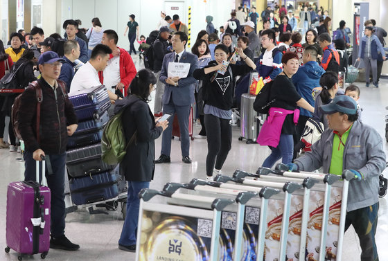 코로나 이전인 2019년 4월 제주시 제주국제공항 국제선 도착 대합실에 관광객들이 입국하고 있다. (뉴스1DB) © News1