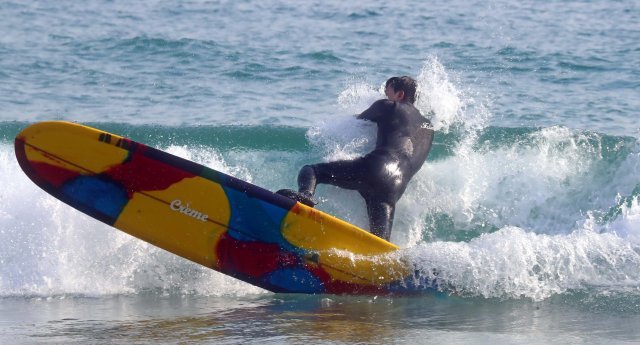 28일 부산 해운대구 송정해수욕장에서 서핑동호인들이 추위에 아랑곳하지 않고 파도를 타고 있다.