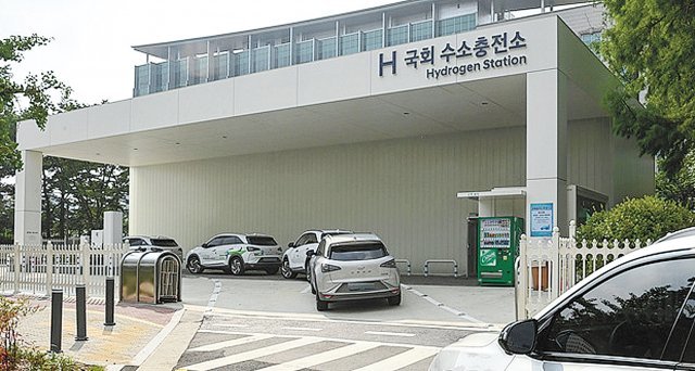 2019년 9월 개장한 국회 수소충전소. 산업부 ‘산업융합 규제샌드박스’ 1호 사업으로 인허가부터 완공까지 7개월밖에 걸리지 않았다. 산업부 제공