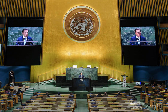 문재인 대통령이 지난 9월20일(현지시간) 뉴욕 유엔본부에서 열린 제76차 유엔 총회 SDG Moment(지속가능발전목표 고위급회의) 개회 세션에서 발언하고 있다. (청와대 페이스북) 2021.9.21/뉴스1