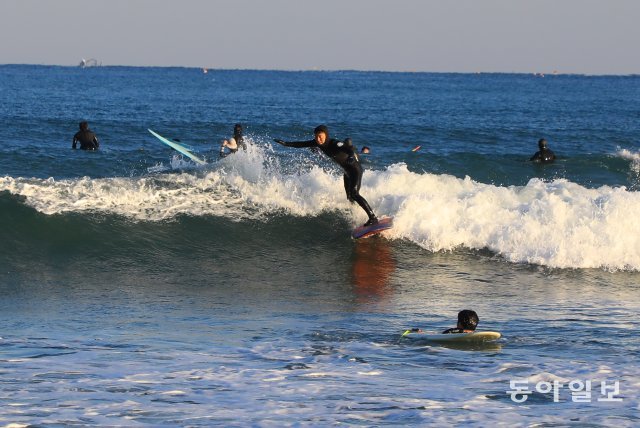 추위속 서핑 즐기는 사람들
28일 오후 강원 양양군 물치해수욕장에서 서퍼들이 강추위속에서 서핑을 즐기고 있다. 양양=전영한 기자 scoopjyh@donga.com