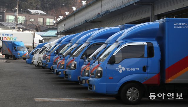28일 오전 서울의 한 CJ대한통운 터미널에서 택배 차량이 멈춰 서 있다. 송은석 기자 silverstone@donga.com＞