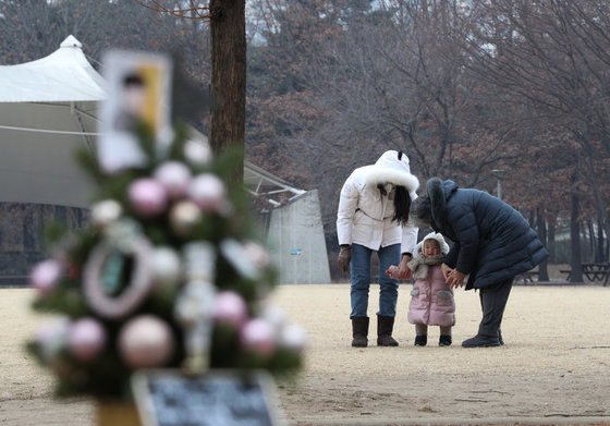 서울 한낮 기온은 3도까지 오르며 평년 기온을 회복한 28일 오후 서울 성동구 서울숲에서 시민들이 산책을 하고 있다.  2021.12.28/뉴스1 © News1