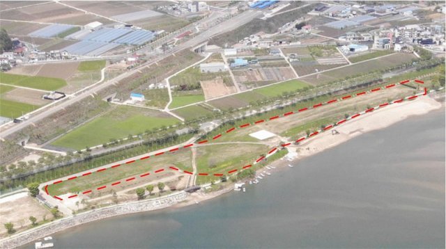 경남 하동군 섬진강변에 설치된 하동비행장(빨간 점선부분). 하동군 제공