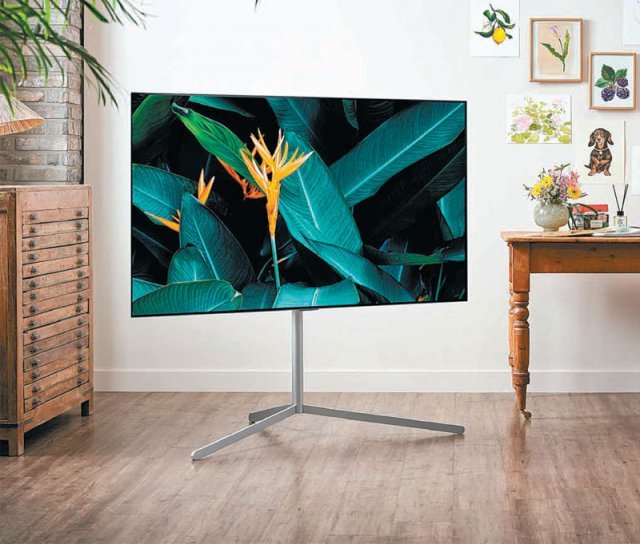 세계 TV 시장이 올해에 이어 내년에도 뒷걸음질할 것으로 보인다. 다만 유기발광다이오드(OLED) TV를 비롯한 프리미엄 제품은 향후 성장세가 이어질 것으로 전망된다. 사진은 LG전자 OLED TV.