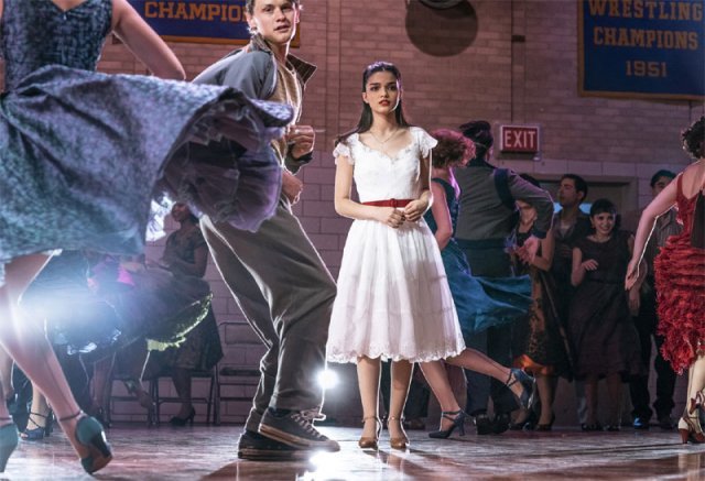영화 ‘웨스트 사이드 스토리’에서 마리아(레이철 제글러·가운데)가 댄스파티가 열린 농구장에서 멀리 있는 토니를 처음 보는 장면. 월트디즈니컴퍼니코리아 제공