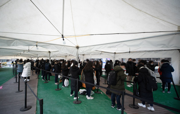 28일 오전 서울 송파구보건소에 마련된 선별진료소를 찾은 시민들이 검체검사를 받기 위해 줄을 서 있다. 2021.12.28/뉴스1 © News1