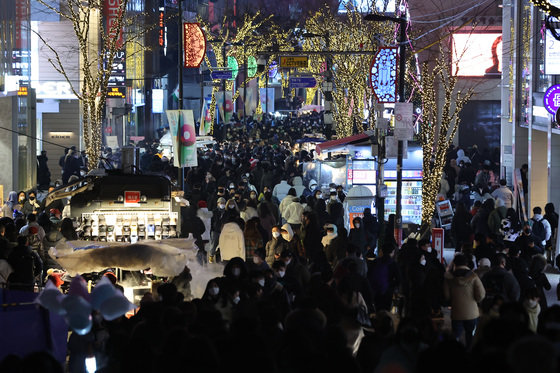 크리스마스 이브인 24일 서울 중구 명동거리가 나들이를 나온 시민들로 붐비고 있다. 2021.12.24/뉴스1 © News1