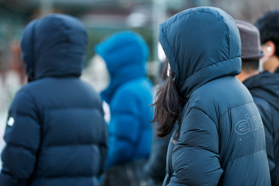 아침 기온이 전날보다 10도 가량 큰 폭으로 떨어진 13일 오전 서울 종로구 광화문 네거리에서 추위에 웅크린 시민들이 출근하고 있다. 2021.12.13/뉴스1 © News1