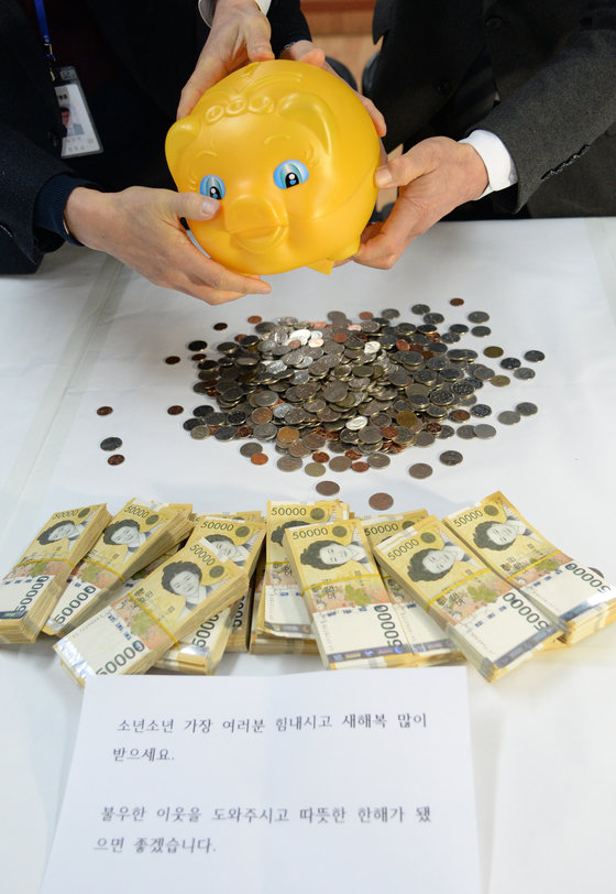 29일 전북 전주시 노송동 주민센터에서 직원들이 얼굴 없는 천사가 전달한 성금을 확인하고 있다. 얼굴 없는 천사의 선행은 22년째 이어져 오고 있으며 성금과 함께 ‘소년소녀 가장 여러분 힘내시고 새해 복 많이 받으세요. 불우한 이웃을 도와주시고 따뜻한 한 해가 됐으면 좋겠습니다.’라는 글을 보내왔다. (전북사진기자단 제공) 2021.12.29/뉴스1 © News1