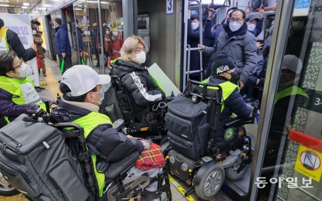 29일 오전 서울 지하철 4호선 성신여대입구역에서 진행된 장애인 단체의 이동권 보장 요구 시위로 출근 시간대 열차 운행이 20여 분간 중단됐다. 독자제공