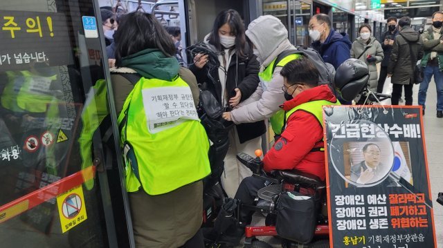 29일 오전 서울 지하철 4호선 성신여대입구역에서 출근길 기습 시위를 벌이고 있다. 독자제공