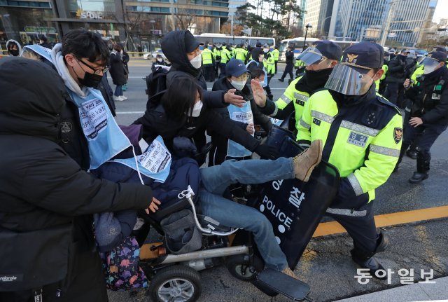 지난 3일 오전 서울 마포구 공덕 오거리에서 장애인 단체가 기습 시위를 벌이며 경찰과 충돌하고 있다. ＜송은석기자 silverstone@donga.com＞