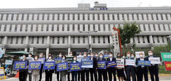 ‘2021년 대학 기본역량 진단’ 최종결과 발표를 하루 앞둔 지난 9월2일 세종시 정부세종청사 교육부에서 대학 총장들이 대학구조개혁심의위원회에 일반재정지원대학 선정을 촉구하기 위한 피켓시위를 하고 있다. /뉴스1 © News1